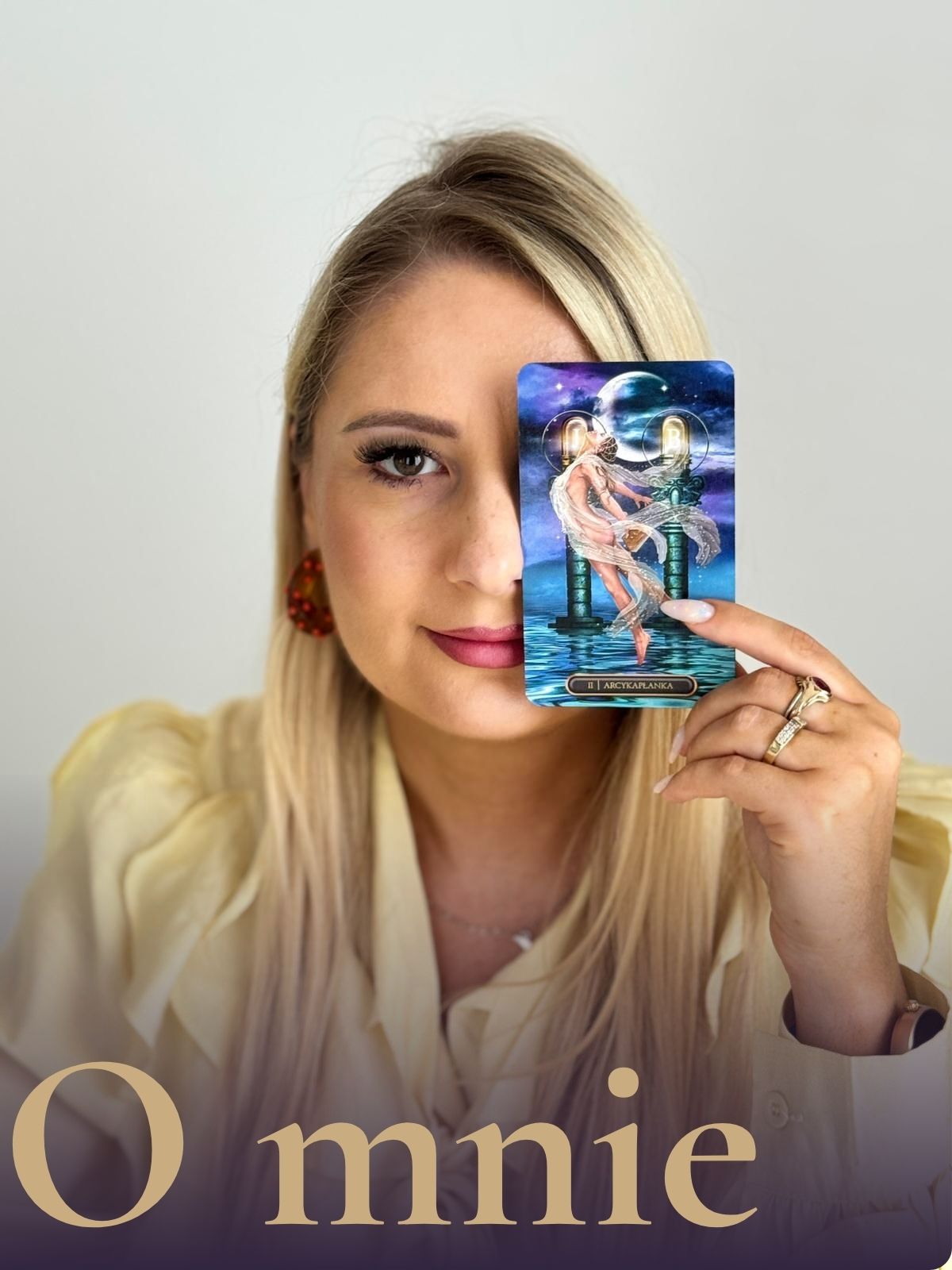Tarocistka Agata Żak z kartą Arcykapłanka – symbol intuicji i duchowego przewodnictwa, zdjęcie do sekcji O mnie.