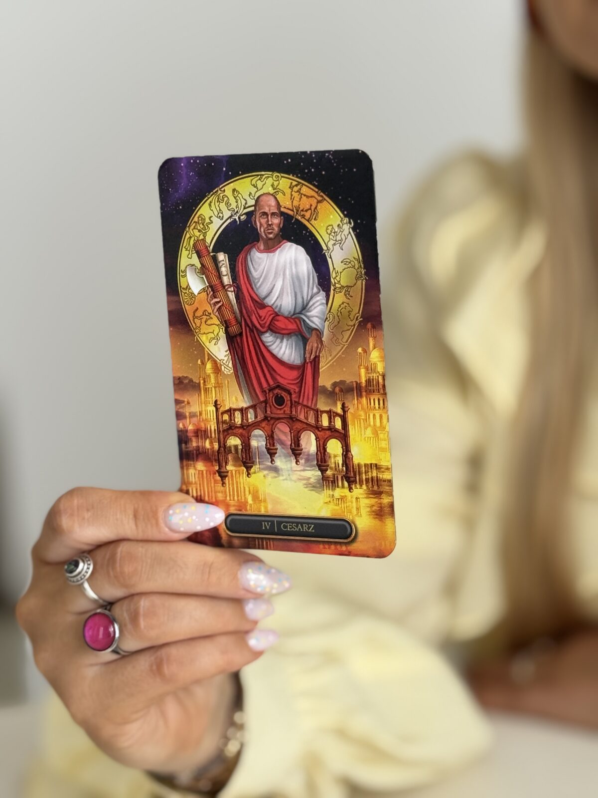Karta tarota Cesarz w dłoni kobiety, symbol siły i mocy – warsztaty i kręgi kobiet w Lublinie.